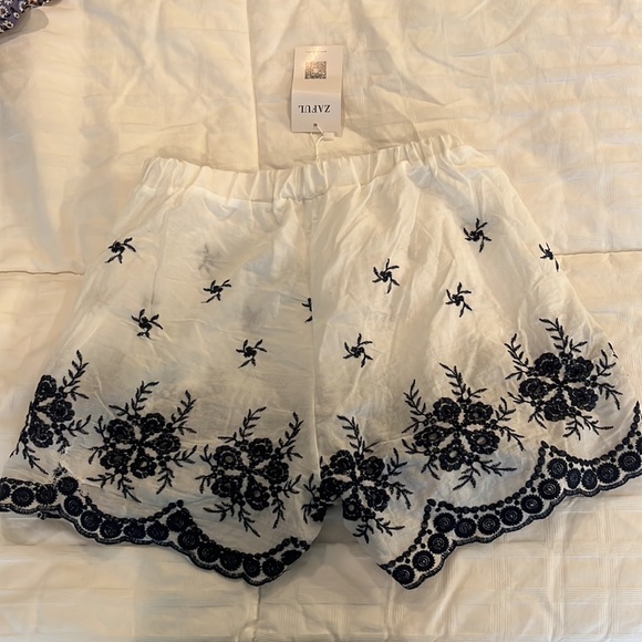 Zaful Flowy White and Blue Embroidered Shorts - Picture 2 of 2